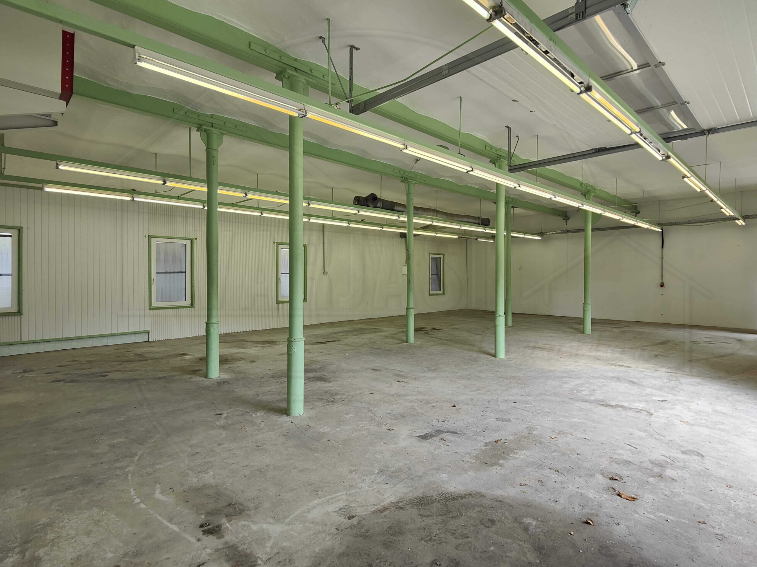 13 kiado ipari ingatlan somberek