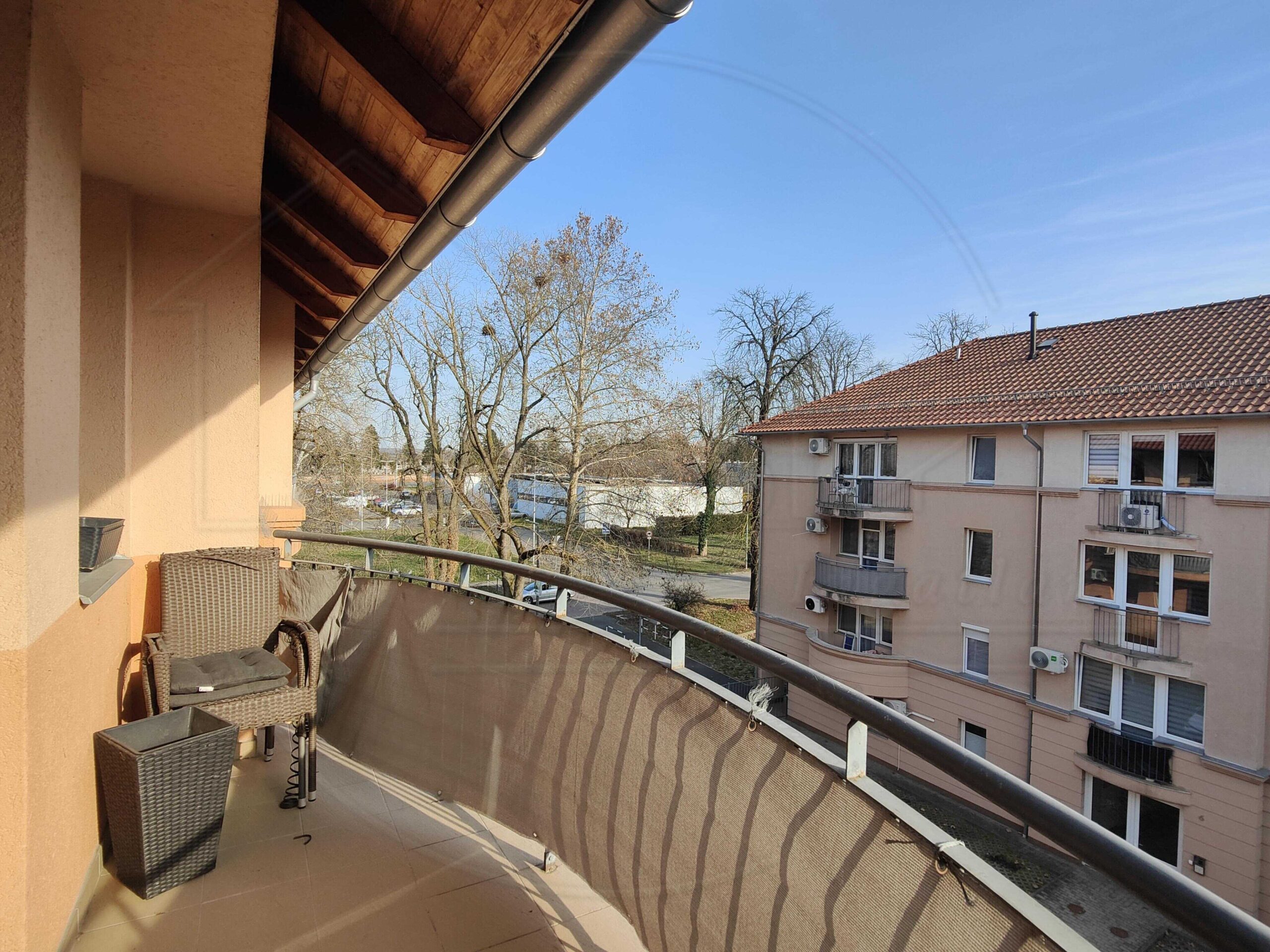 15,4 elado lakas pecs arnyas liget