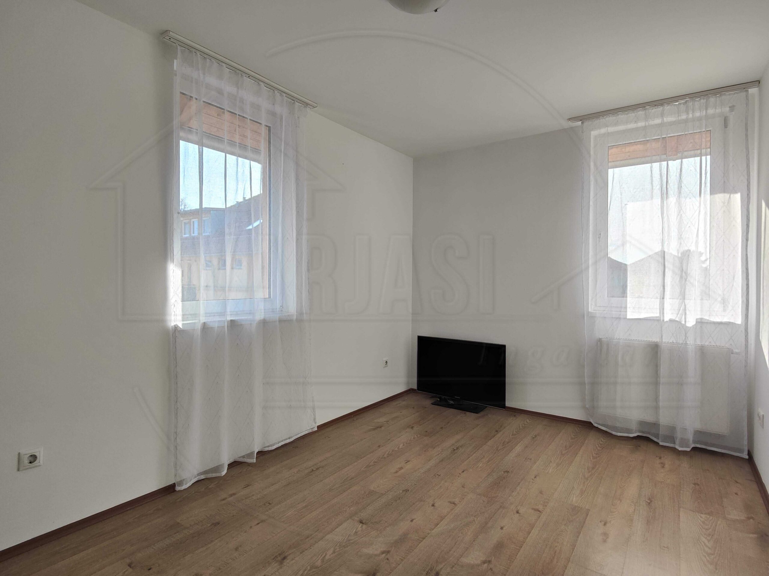 20 elado lakas pecs arnyas liget