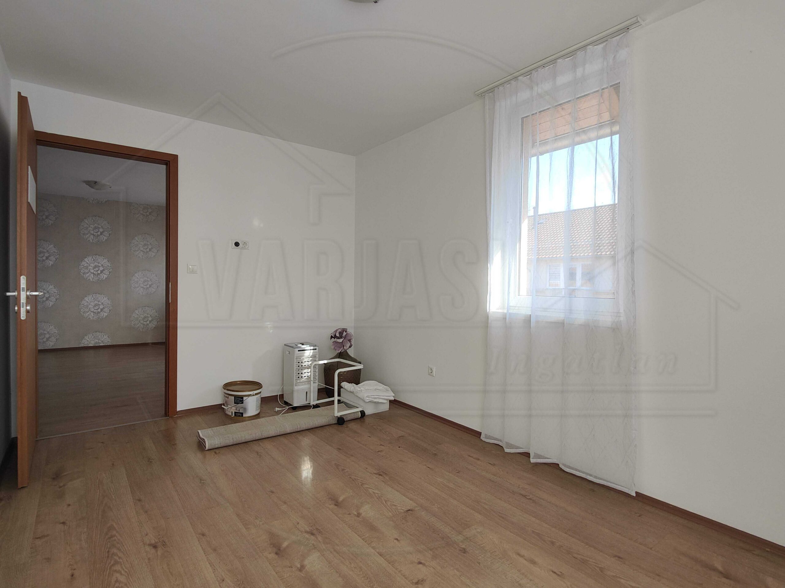 25 elado lakas pecs arnyas liget